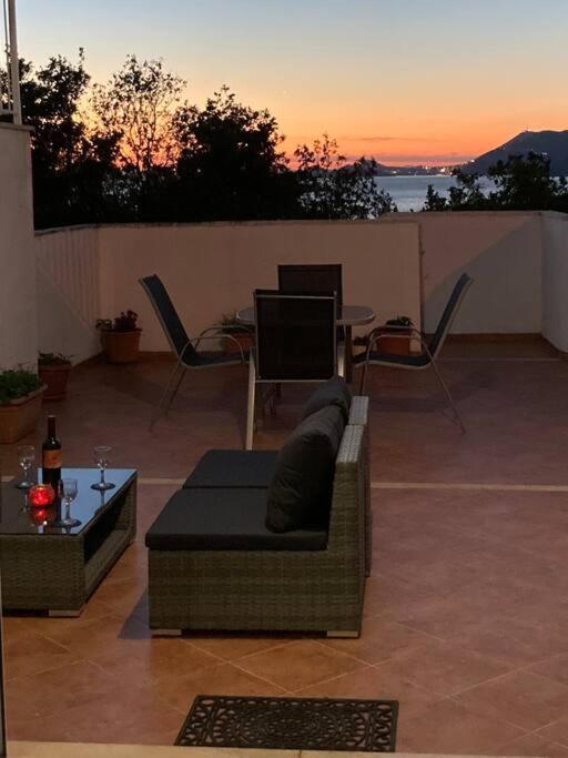 Lovely Split Level Apartment With Sea View, Pool, Free Parking And Wifi Cavtat Exterior photo