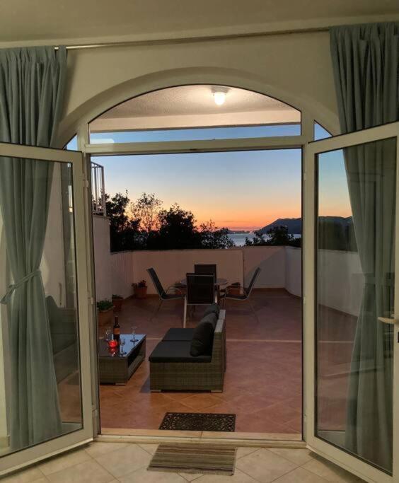 Lovely Split Level Apartment With Sea View, Pool, Free Parking And Wifi Cavtat Exterior photo